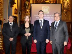 Ampliar foto: El presidente del Colegio Oficial de Farmacuticos de Zaragoza, Ramn Jordn, recibe la medalla de oro de la Academia de Farmacia Reino de Aragn