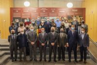 Ampliar Foto: Foto de familia de los presidentes de Colegios Profesionales y representantes de Mobility City.